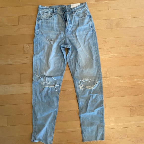 American Eagle Light Wash Distressed Mom Jeans - NWT - Picture 1 of 8